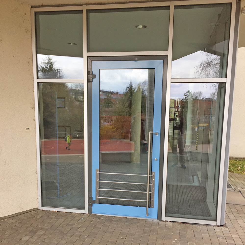 Eingangstüre Schule fertig