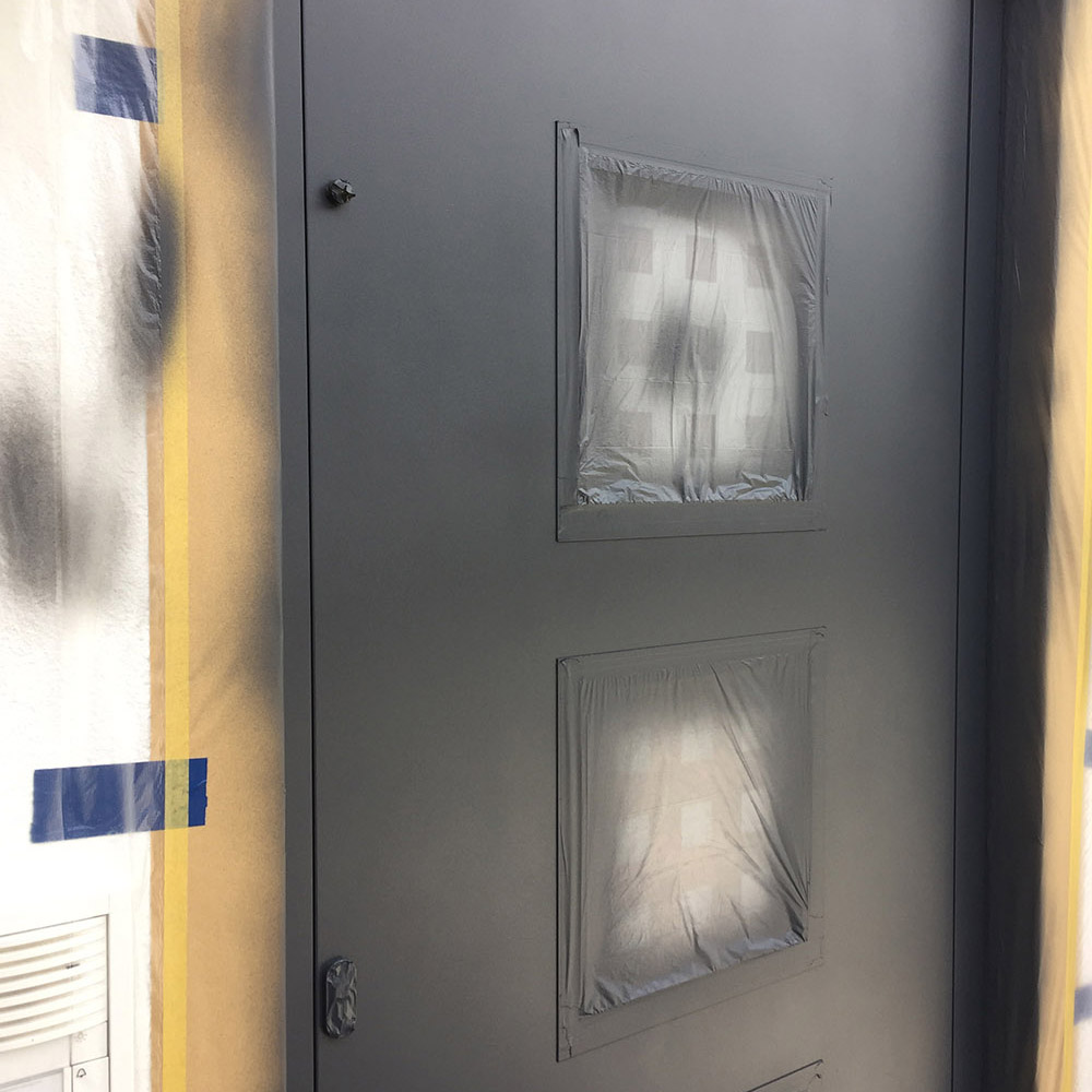 Haustür Feinstrukturlack frisch lackiert